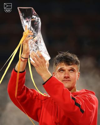 Tyto fotky obletěly celý svět a Česko na nich má dvojnásobné zastoupení. Vítězná trofej z Miami Open je mistrovským dílem...
